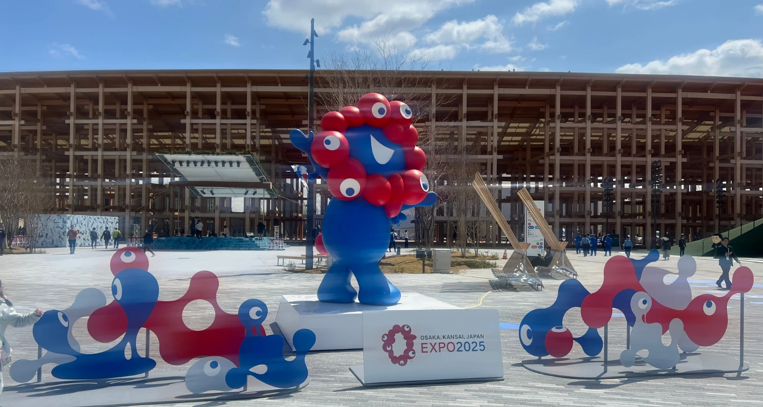 万博会場前のミャクミャク像の写真